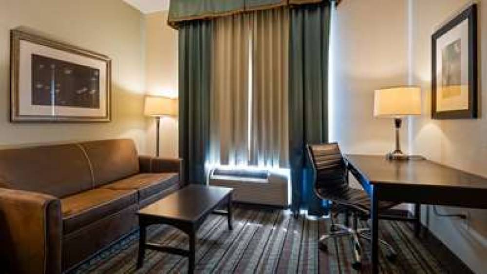 Best Western Plus Chain Of Lakes Inn & Suites 10