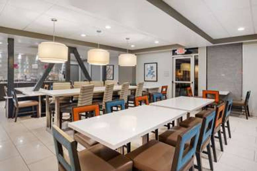Best Western Plus Commerce Hotel 10