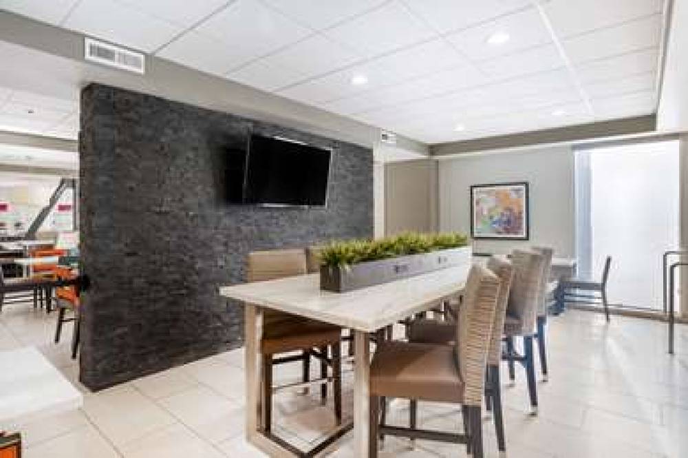 Best Western Plus Commerce Hotel 6