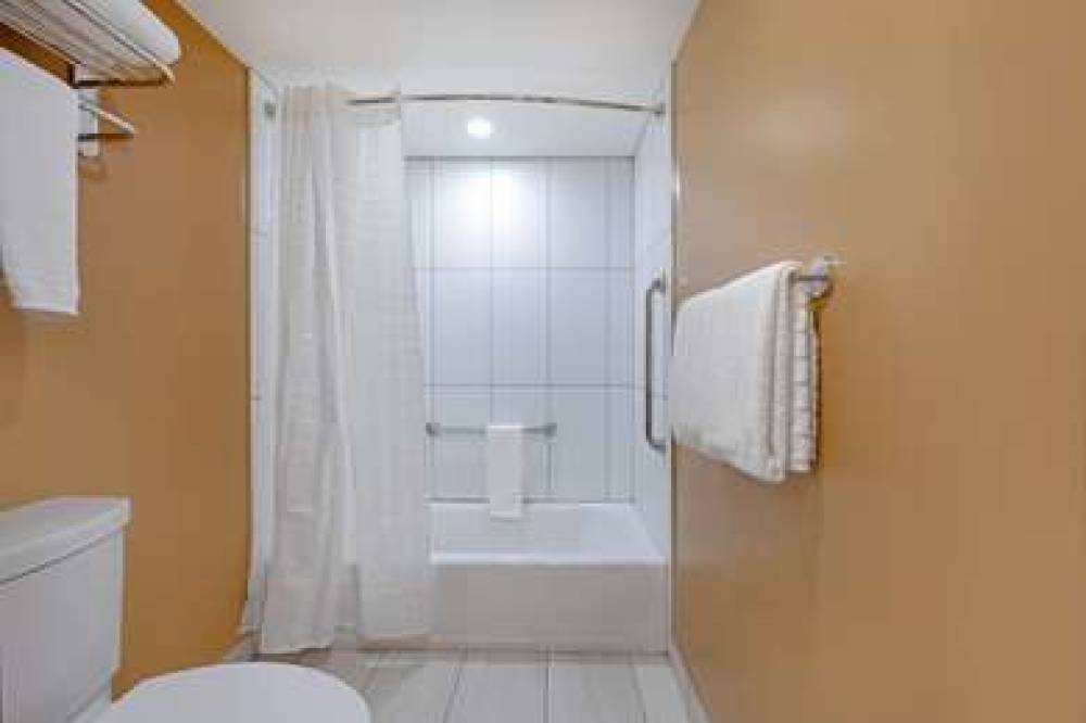 Best Western Plus Emerald Isle Hotel 8
