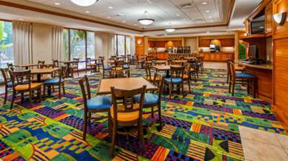 Best Western Plus Kendall Hotel & Suites 10