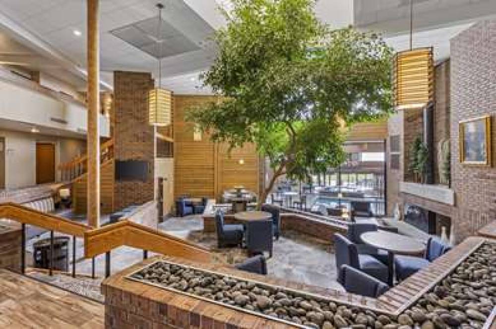 Best Western Plus Landmark Inn 7