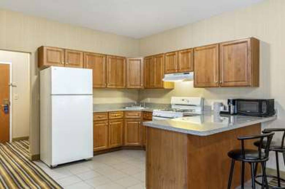 Best Western Plus New England Inn & Suites 8