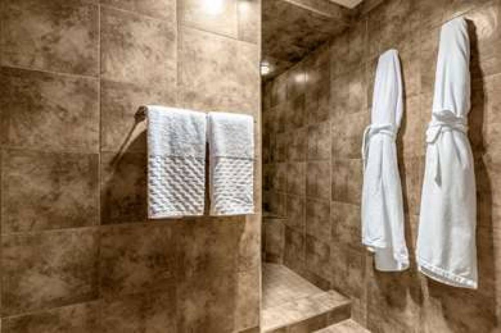 Best Western Plus NorWester Hotel & Conference Centre 5