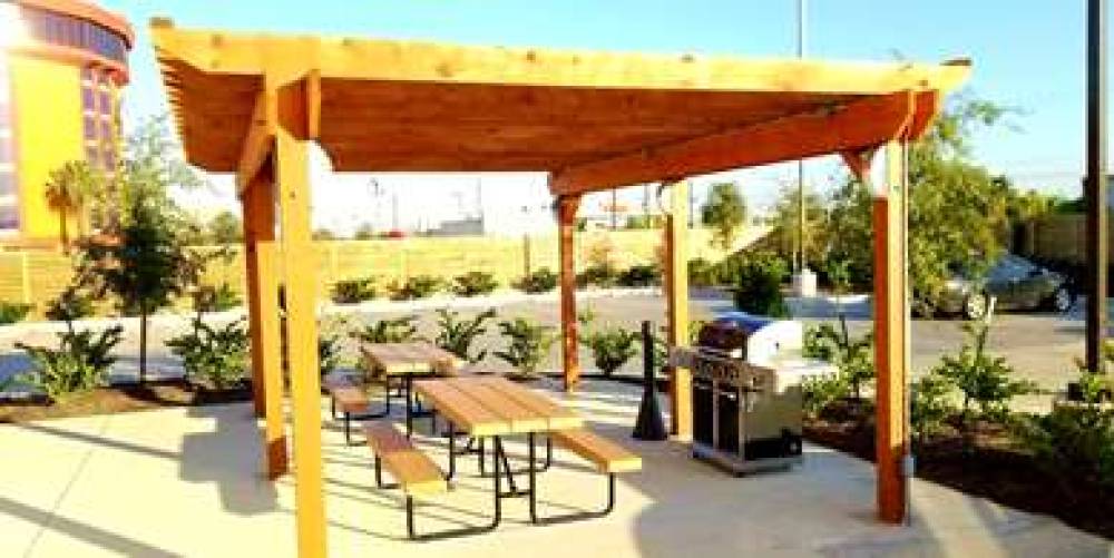 Best Western Plus Pasadena Inn & Suites 10