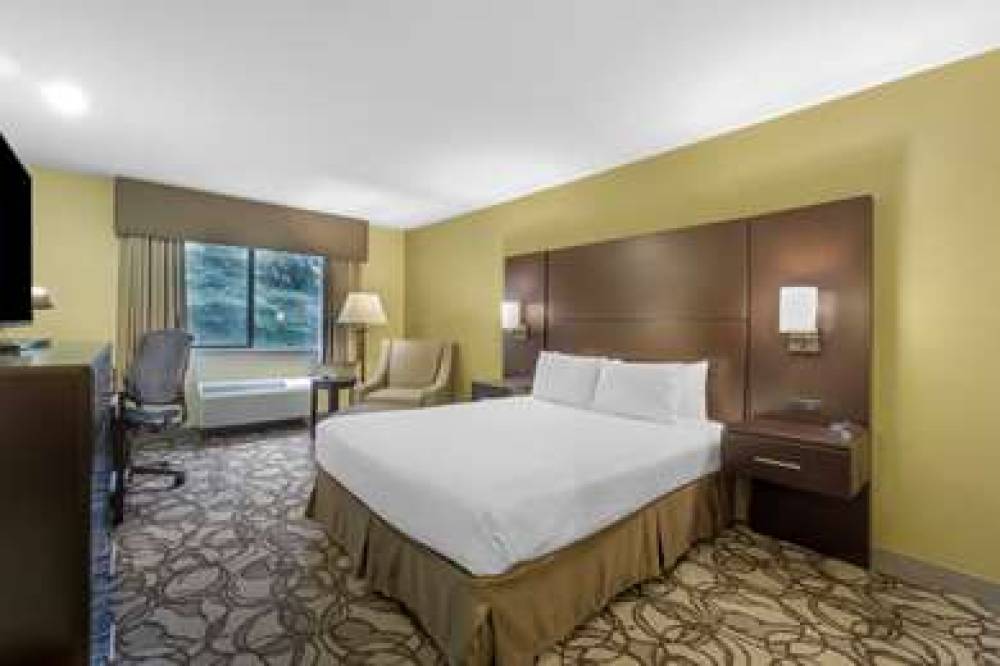 Best Western Plus Plaza By The Green 1
