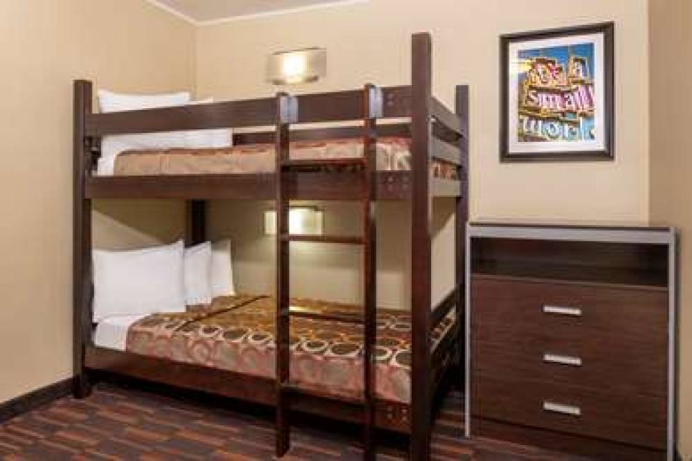 Best Western Plus Raffles Inn & Suites 8