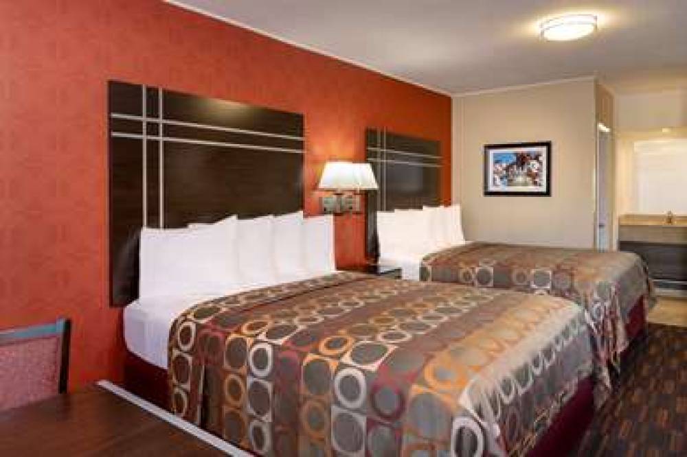 Best Western Plus Raffles Inn & Suites 7