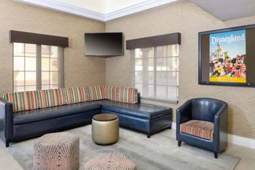 Best Western Plus Raffles Inn & Suites 4