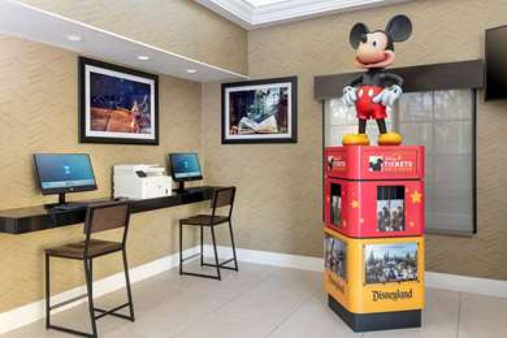 Best Western Plus Raffles Inn & Suites 6