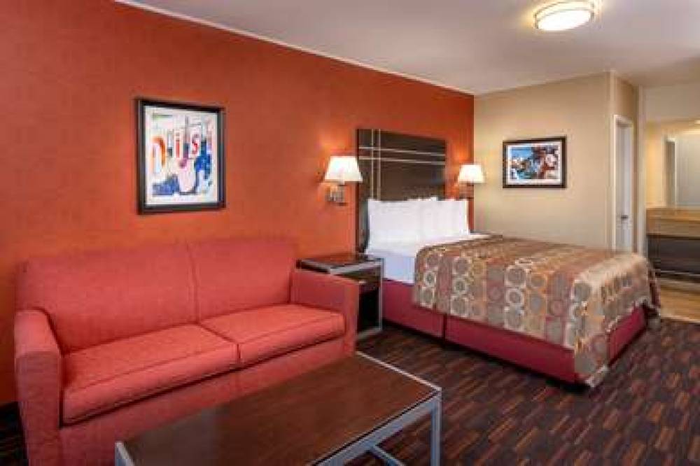 Best Western Plus Raffles Inn & Suites 9