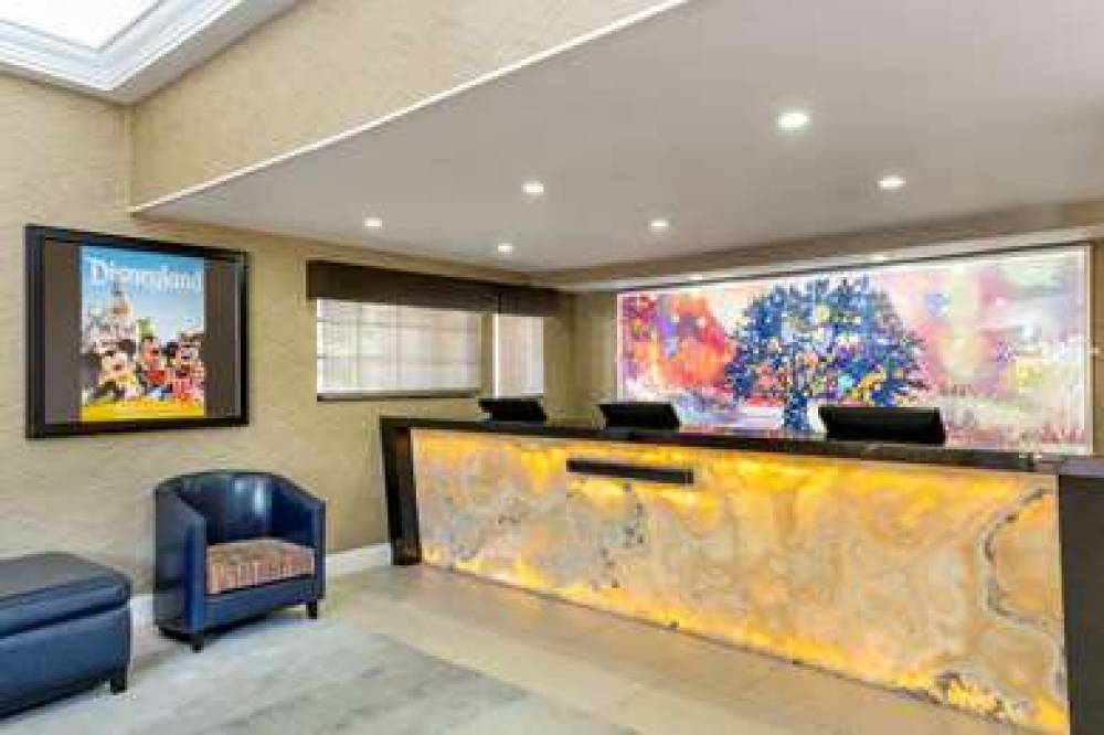 Best Western Plus Raffles Inn & Suites 3