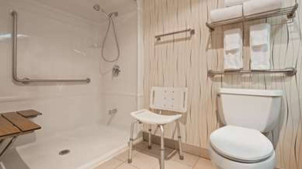 Best Western Plus Travel Hotel Toronto Airport 8