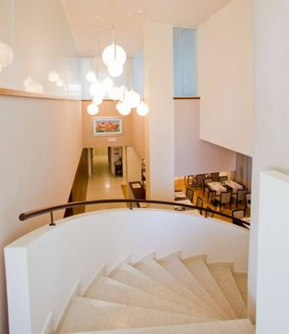 BREAKING BUSINESS HOTEL 10
