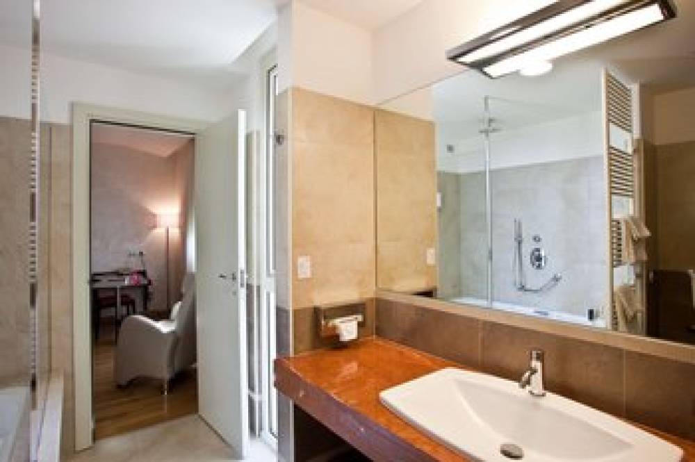 BREAKING BUSINESS HOTEL 4