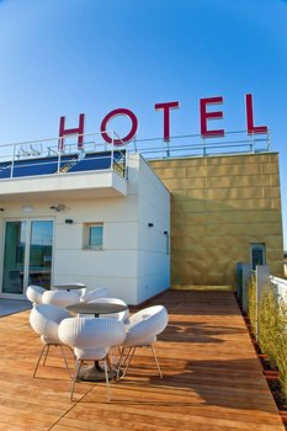 BREAKING BUSINESS HOTEL 7
