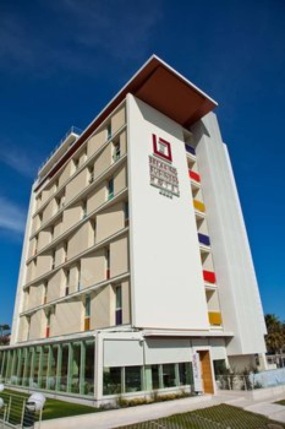 BREAKING BUSINESS HOTEL 1