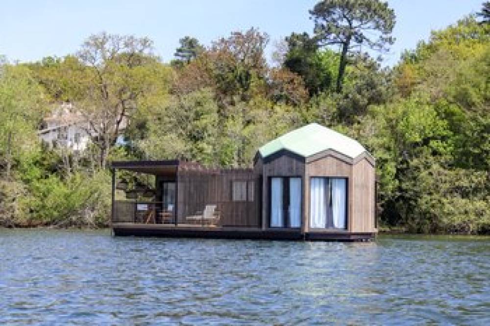Brindos Lac And Chateau