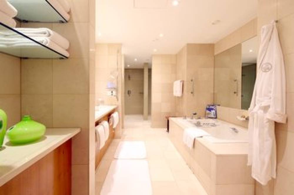 Canary Riverside Plaza Hotel 9