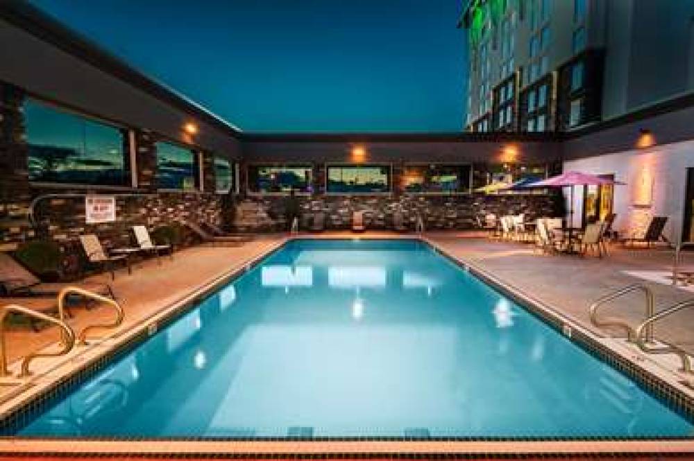 CARRIAGE HOUSE HOTEL 2