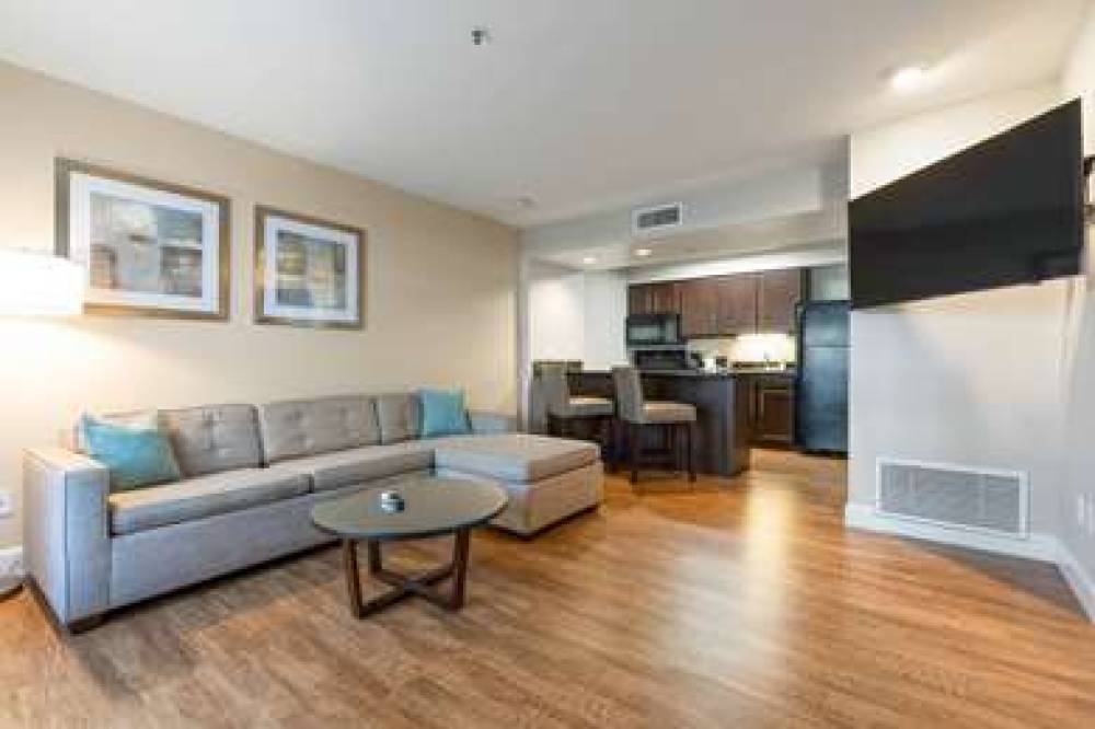 Chase Suite Hotel Brea 4
