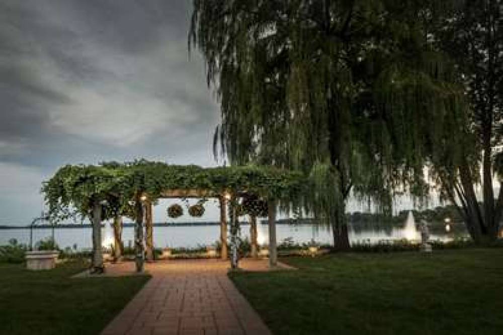 CHATEAU VAUDREUIL HOTEL AND SUITES 3