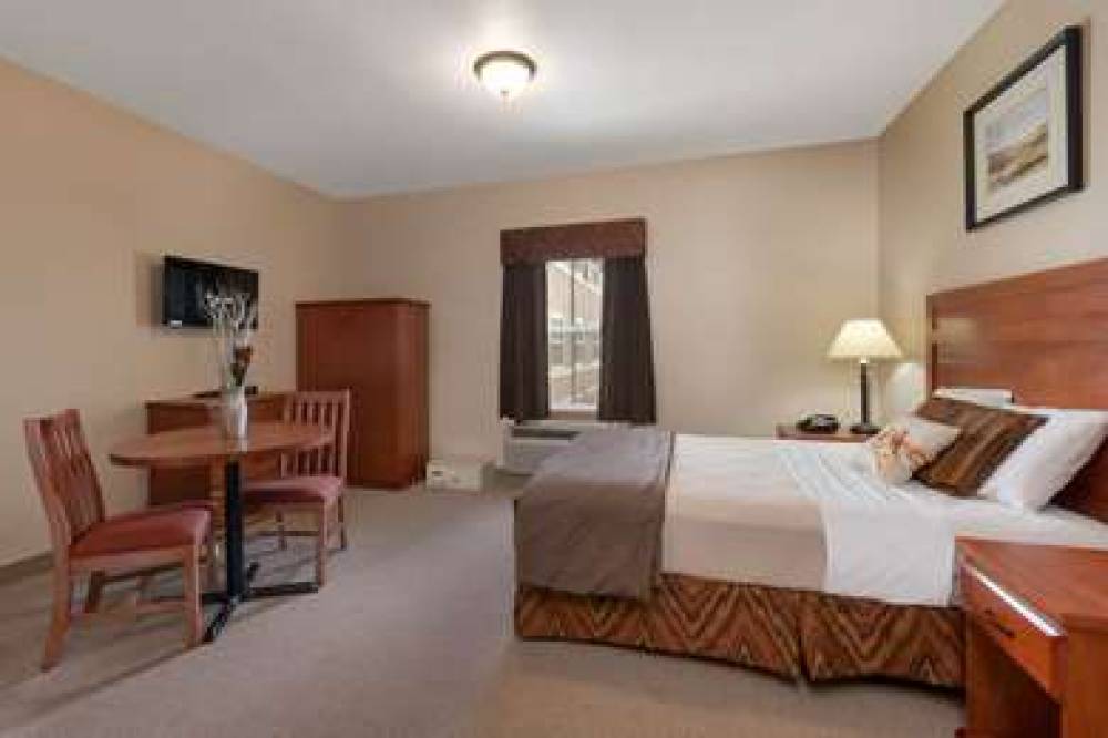 CLARION HOTEL AND SUITES NEAR PIONE 5