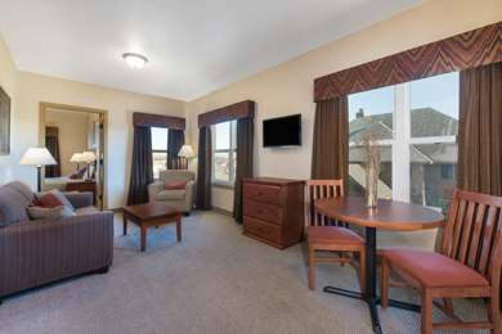 CLARION HOTEL AND SUITES NEAR PIONE 10