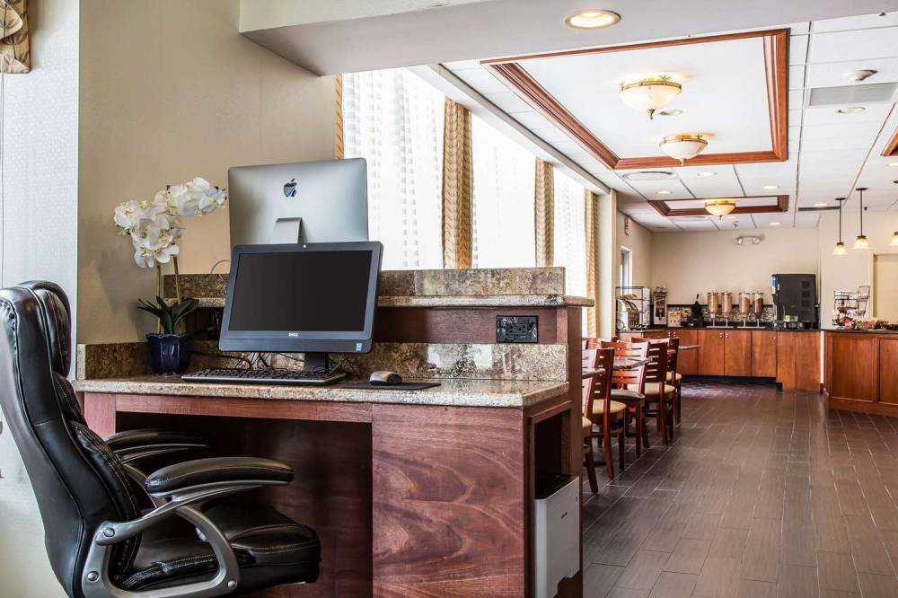 Clarion Hotel & Suites Hamden-New Haven 6