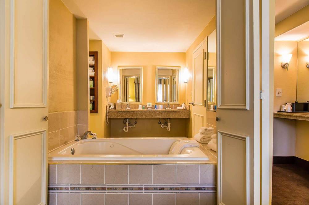 Clarion Hotel & Suites Hamden-New Haven 8