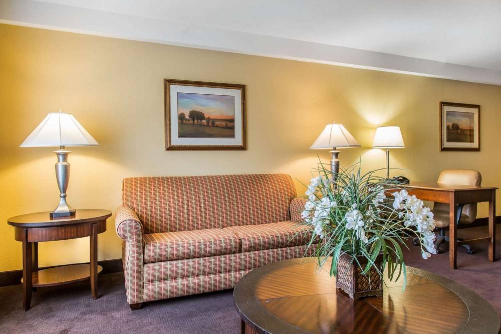 Clarion Hotel & Suites Hamden-New Haven 5