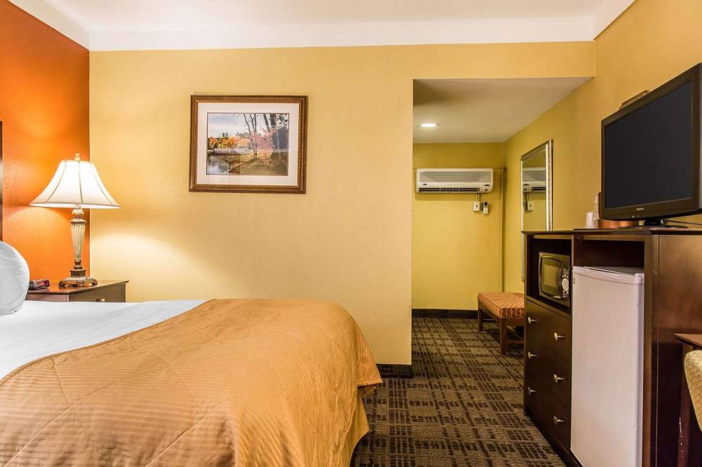 Clarion Hotel & Suites Hamden-New Haven 9