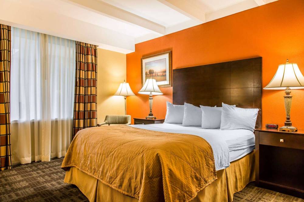 Clarion Hotel & Suites Hamden-New Haven 10