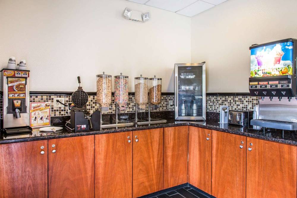 Clarion Hotel & Suites Hamden-New Haven 4