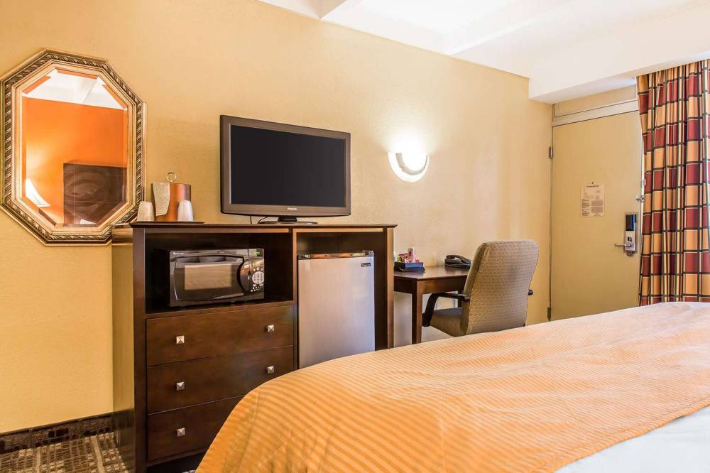 Clarion Hotel & Suites Hamden-New Haven 3