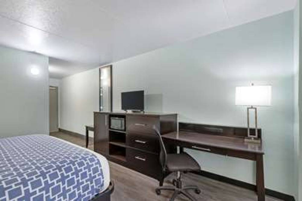 CLARION INN DES MOINES AIRPORT 10