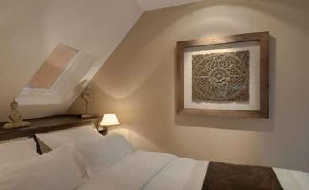 CLUNY SQUARE 6
