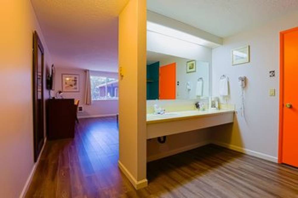 COAST RIVER INN BY OYO SEASIDE 1