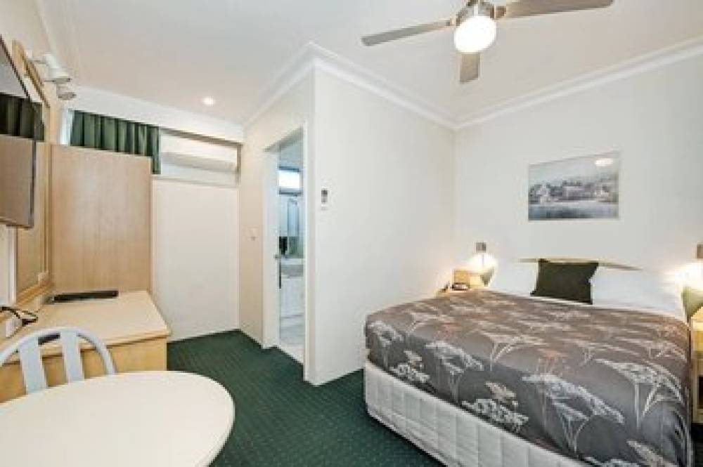 COLONIAL TERRACE MOTOR INN 2