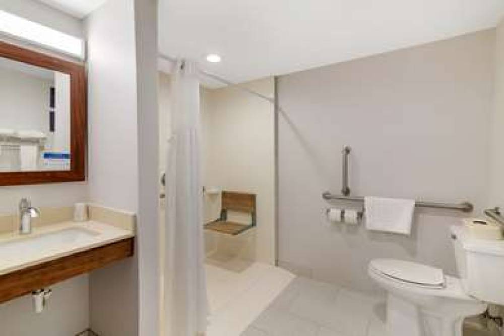COMFORT INN MANCHESTER AIRPORT 10