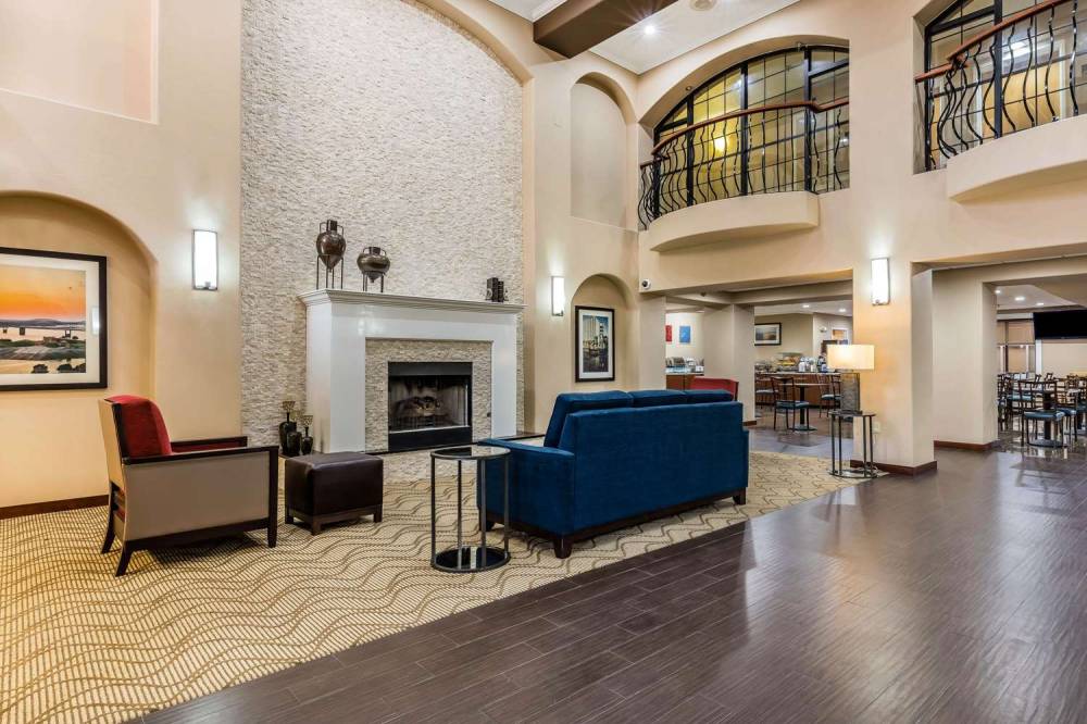 Comfort Inn And Suites Airport-American Way 4