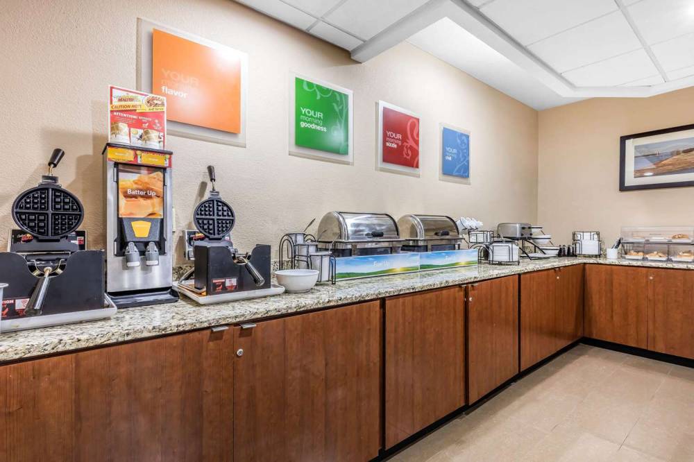 Comfort Inn And Suites Airport-American Way 7