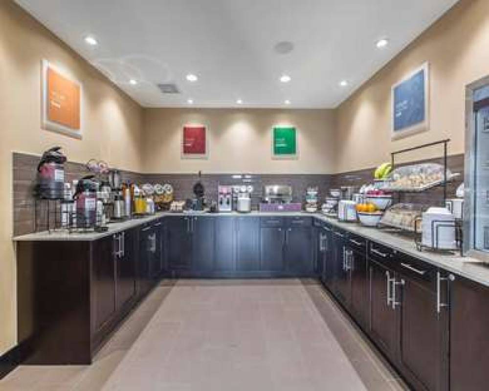 COMFORT INN AND SUITES AIRPORT NORT 10