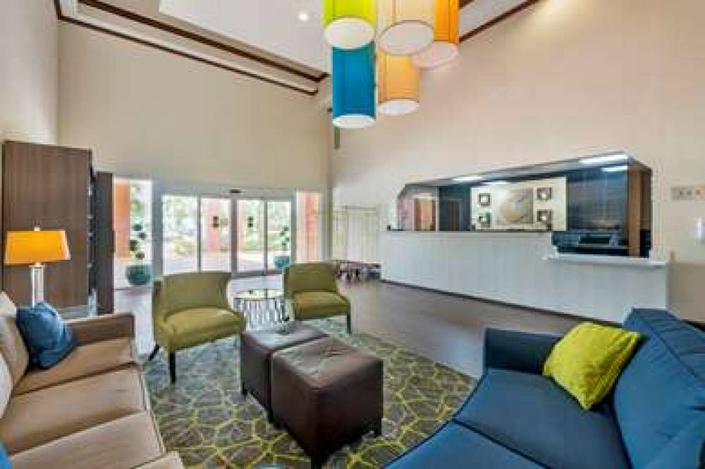 Comfort Inn And Suites 5