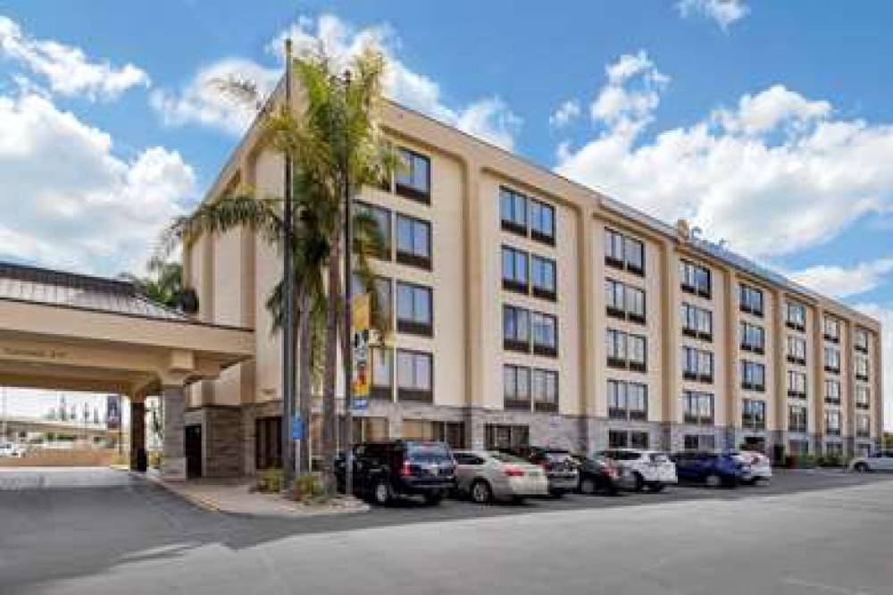 Comfort Inn And Suites 1