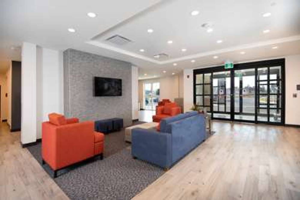 COMFORT INN AND SUITES 4