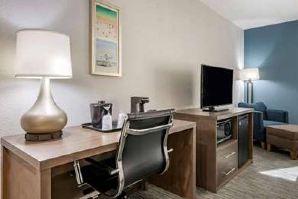 COMFORT INN AND SUITES DOWNTOWN-POR 8