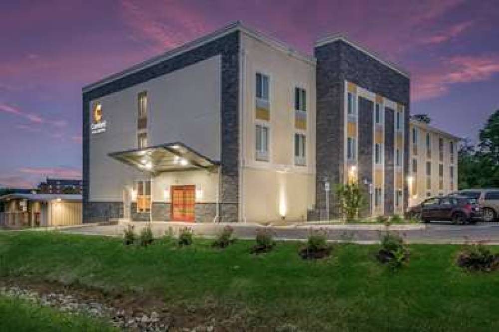 COMFORT INN AND SUITES HARRISBURG - 4