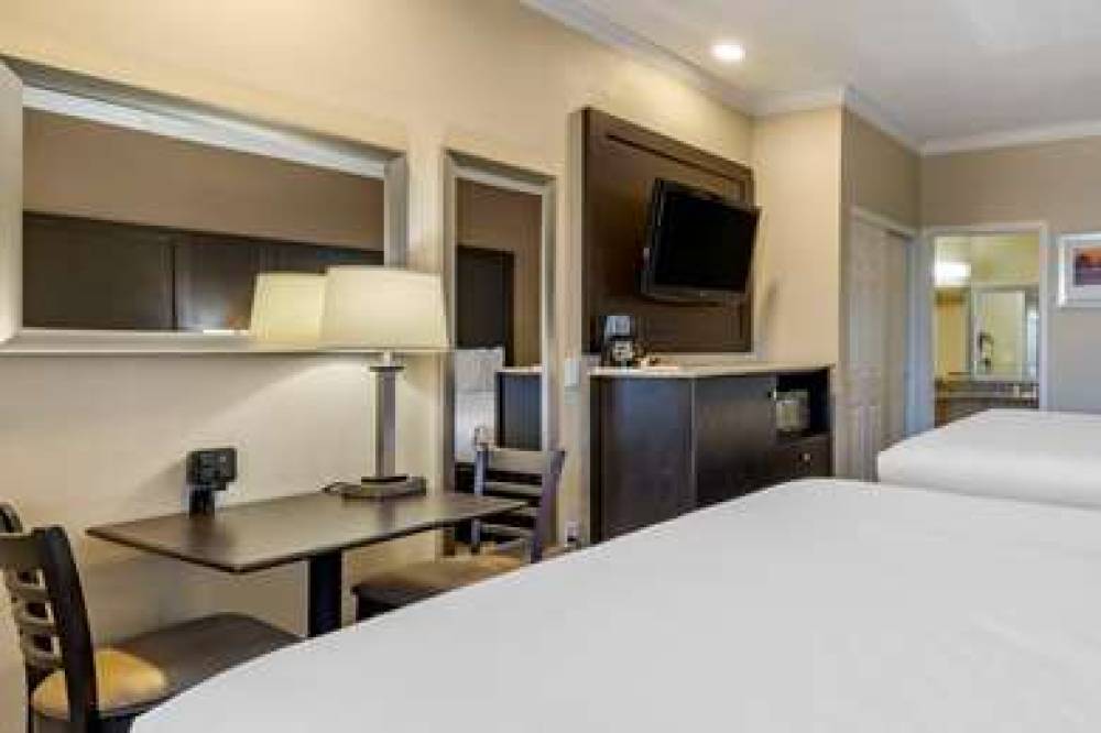 COMFORT INN AND SUITES HUNTINGTON B 1