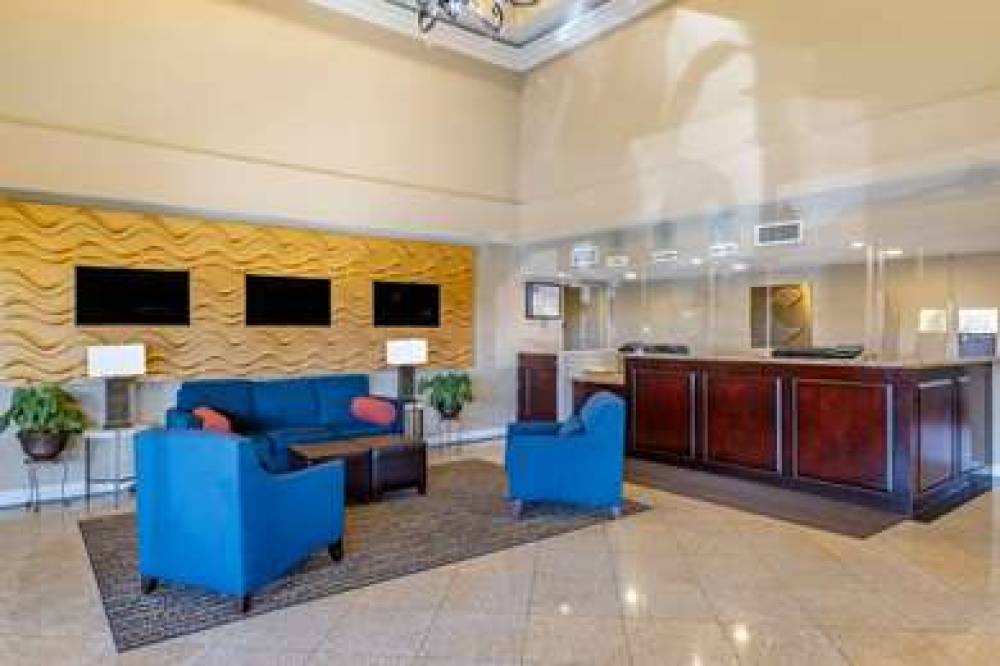 COMFORT INN AND SUITES HUNTINGTON B 4